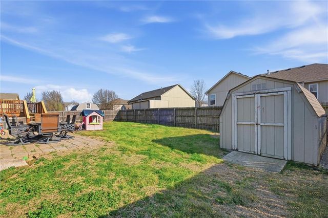 2708 E Hickory Court, Tonganoxie, KS 66086