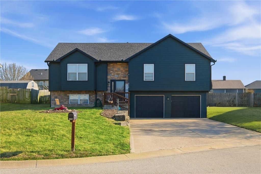 2708 E Hickory Court, Tonganoxie, KS 66086
