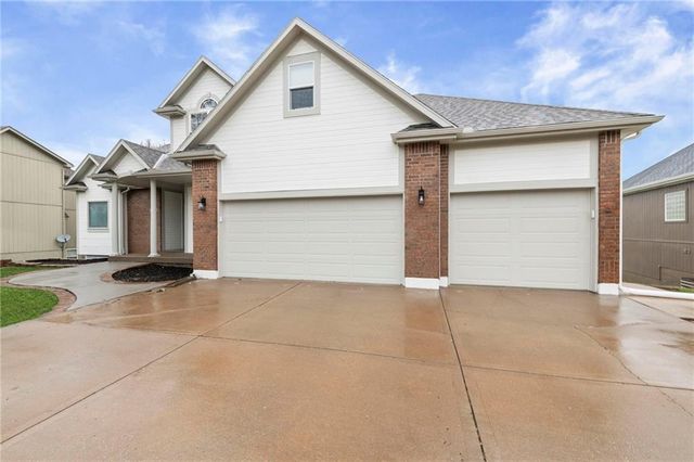 2821 SW Carlton Drive, Lee's Summit, MO 64082