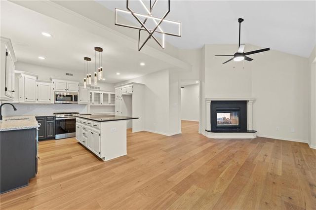 2821 SW Carlton Drive, Lee's Summit, MO 64082