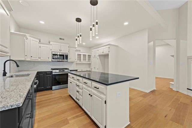 2821 SW Carlton Drive, Lee's Summit, MO 64082