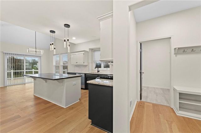 2821 SW Carlton Drive, Lee's Summit, MO 64082