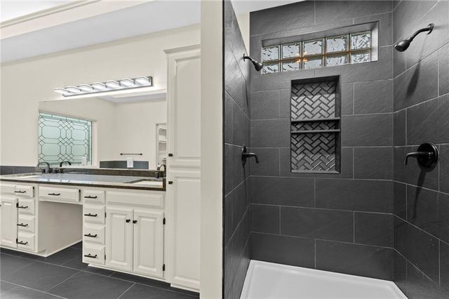 2821 SW Carlton Drive, Lee's Summit, MO 64082