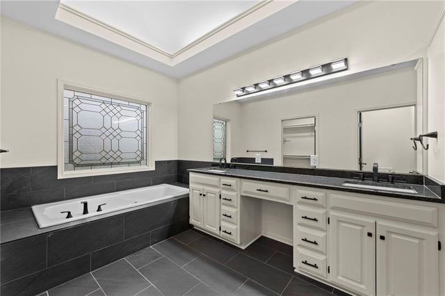 2821 SW Carlton Drive, Lee's Summit, MO 64082