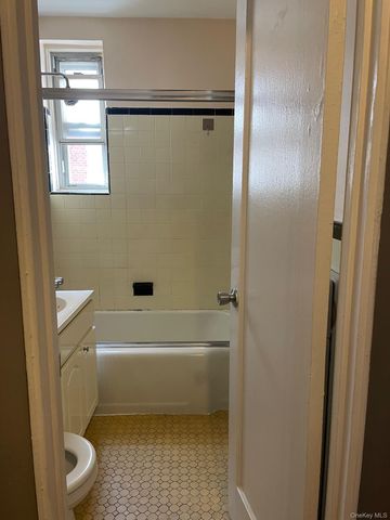 63-61 Yellowstone Boulevard 4L, Forest Hills, NY 11375