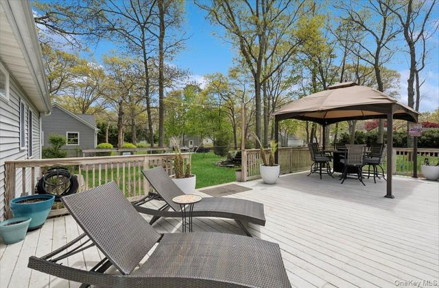 85 Old Stone Road, Calverton, NY 11933