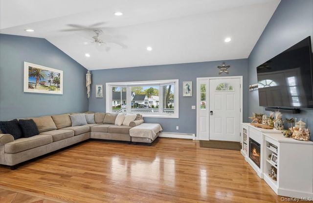 85 Old Stone Road, Calverton, NY 11933
