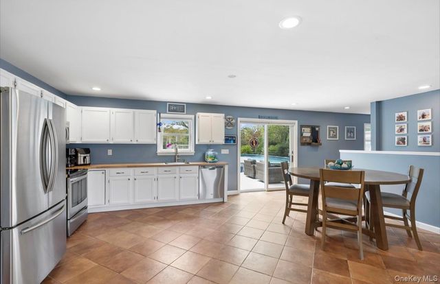 85 Old Stone Road, Calverton, NY 11933