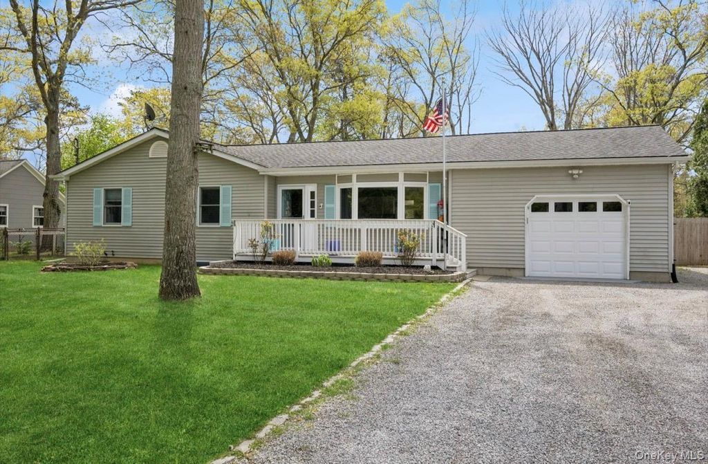 85 Old Stone Road, Calverton, NY 11933