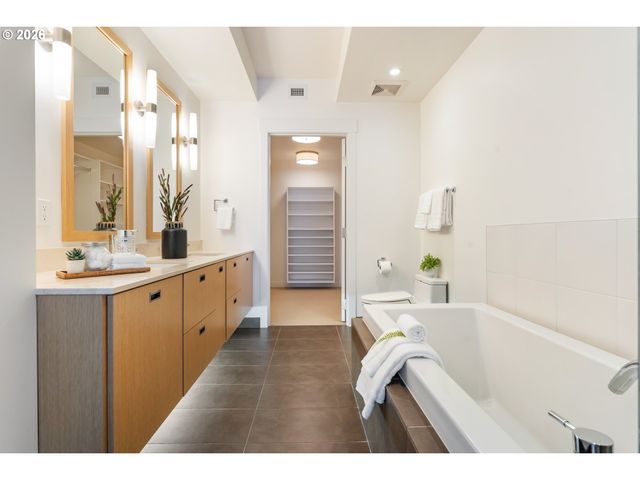 1310 Nw NAITO Pkwy 706A, Portland, OR 97209