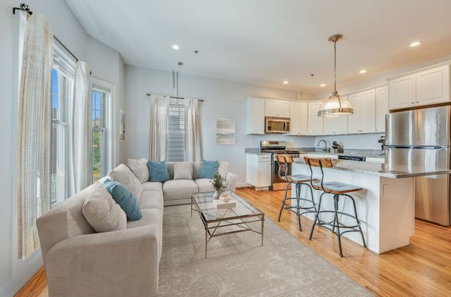 134-136 W 9th St 7, Boston, MA 02127