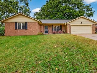 1869 Putnam Drive, Bartlesville, OK 74006
