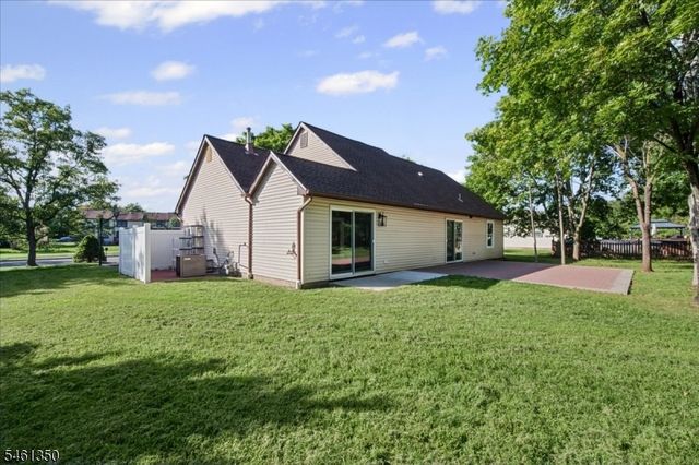 17 Londonderry Dr, Raritan Twp., NJ 08822