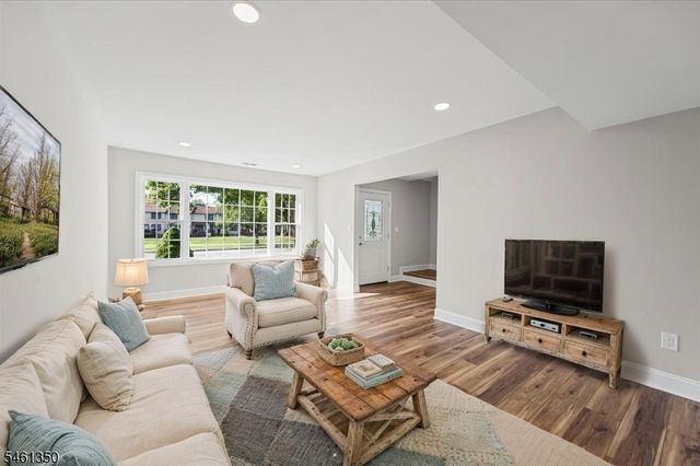 17 Londonderry Dr, Raritan Twp., NJ 08822
