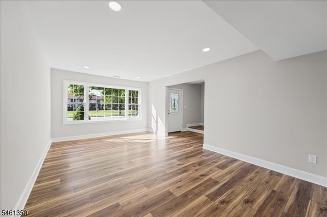 17 Londonderry Dr, Raritan Twp., NJ 08822