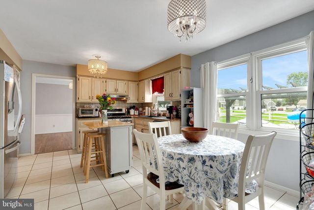 12 PLEASANT VIEW DR, Burlington, NJ 08016