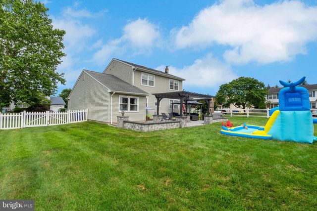 12 PLEASANT VIEW DR, Burlington, NJ 08016