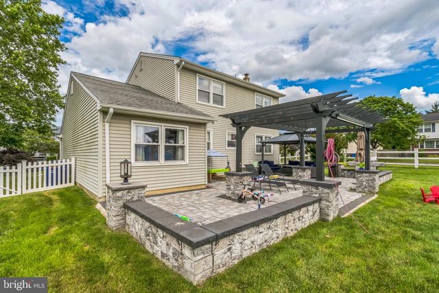 12 PLEASANT VIEW DR, Burlington, NJ 08016