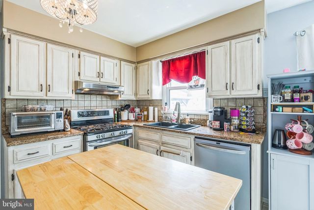 12 PLEASANT VIEW DR, Burlington, NJ 08016