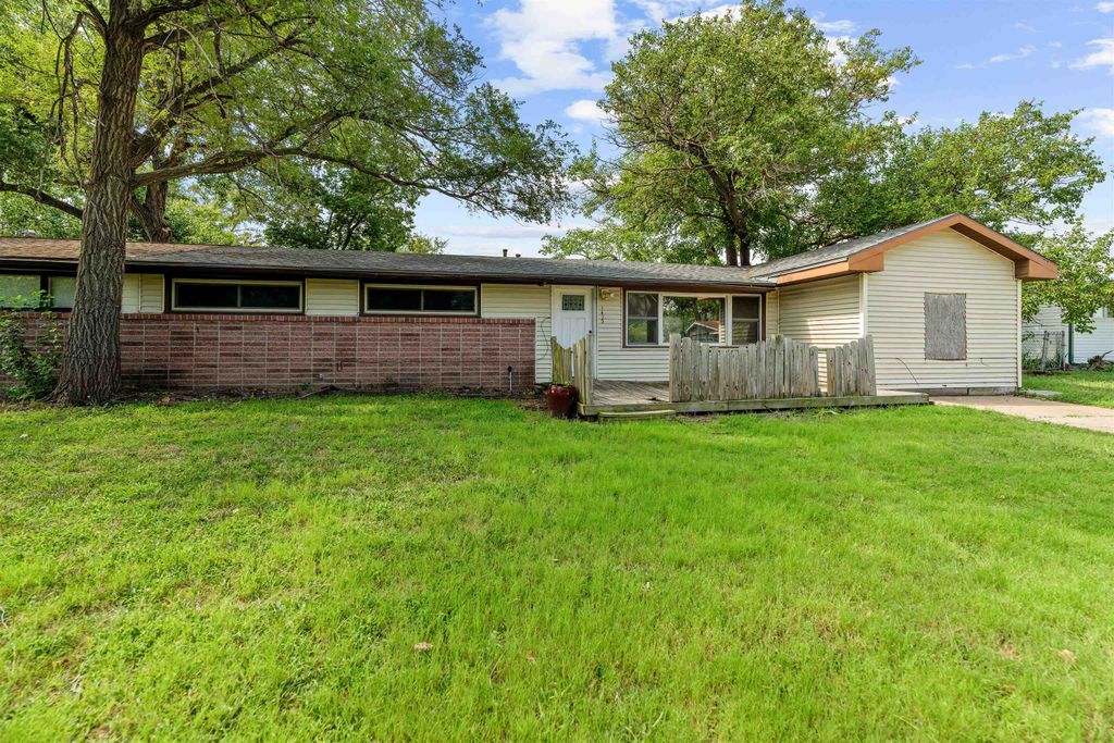 1415 Brittany Ave, Salina, KS 67401