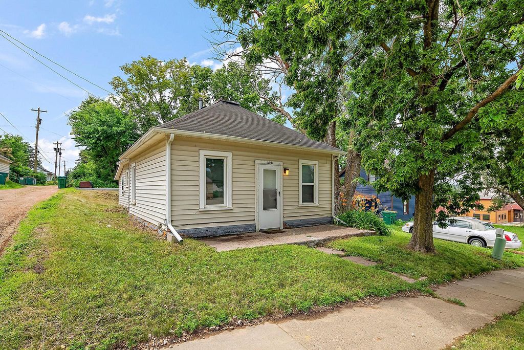 208 Swan Street, Le Sueur, MN 56058