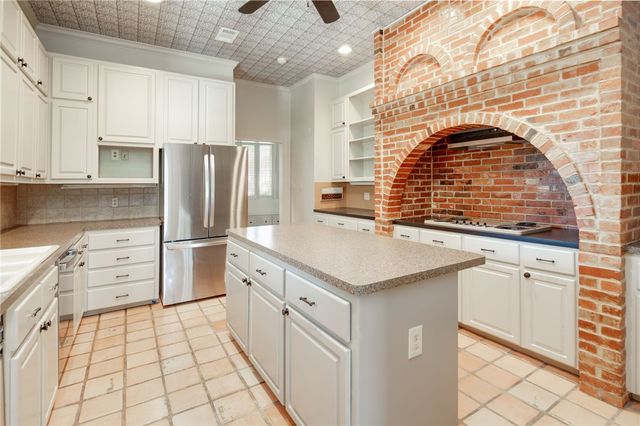 2302 East Briargate Drive, Bryan, TX 77802