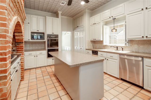 2302 East Briargate Drive, Bryan, TX 77802