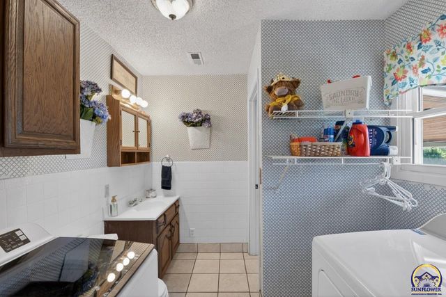 9150 SW Wanamaker Rd, Wakarusa, KS 66546
