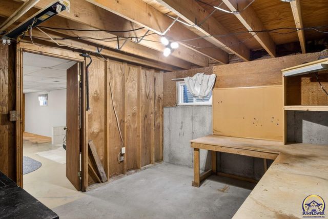 9150 SW Wanamaker Rd, Wakarusa, KS 66546
