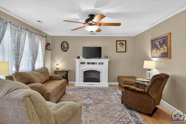 9150 SW Wanamaker Rd, Wakarusa, KS 66546