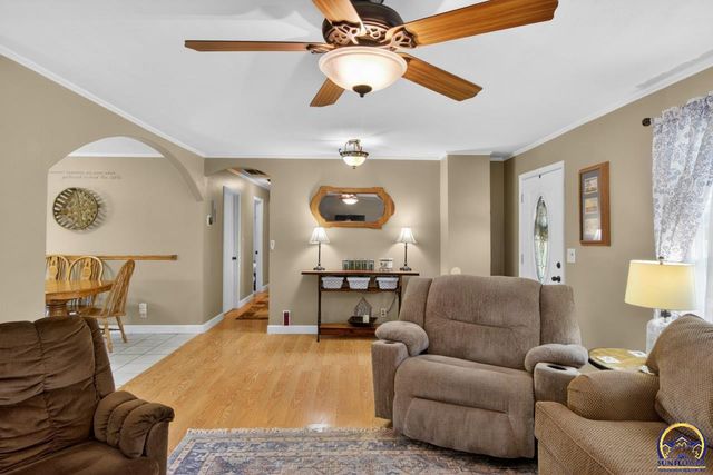 9150 SW Wanamaker Rd, Wakarusa, KS 66546