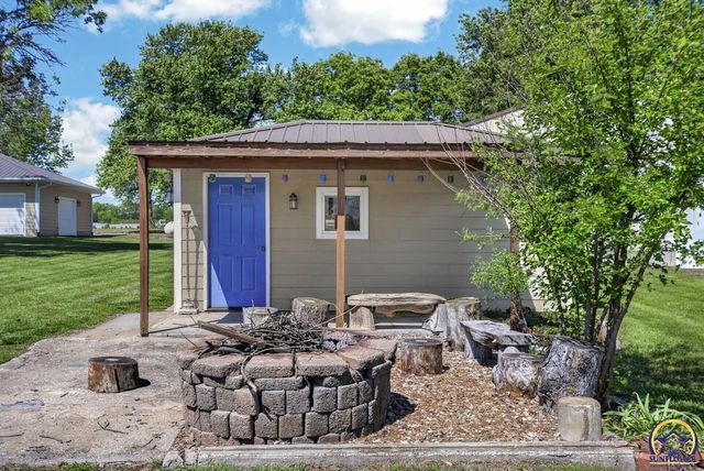 9150 SW Wanamaker Rd, Wakarusa, KS 66546