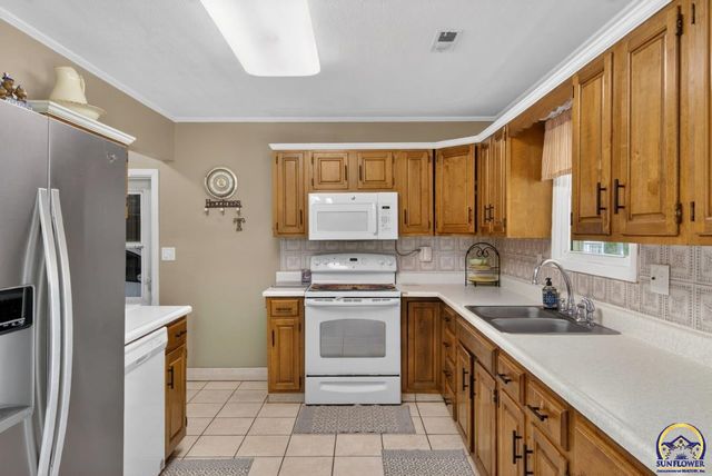 9150 SW Wanamaker Rd, Wakarusa, KS 66546