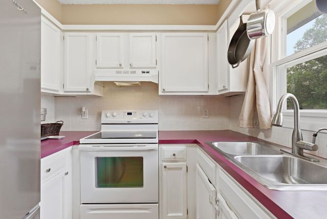 5708 Denise St, Bel Aire, KS 67220