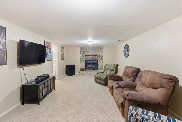 5708 Denise St, Bel Aire, KS 67220