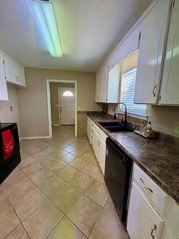 105 Periwinkle Ct, Dothan, AL 36301