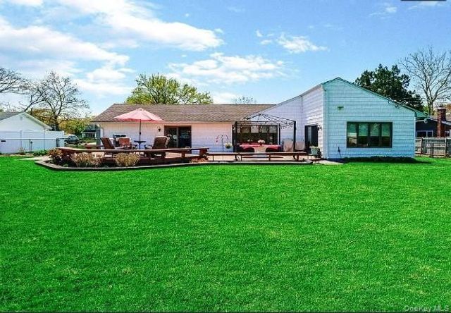 33 Long Bow Lane, Commack, NY 11725