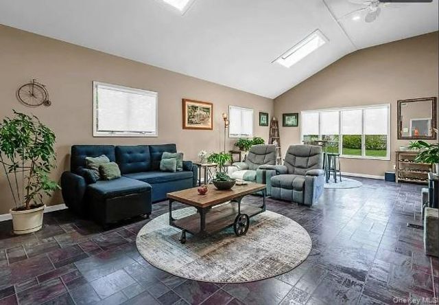 33 Long Bow Lane, Commack, NY 11725