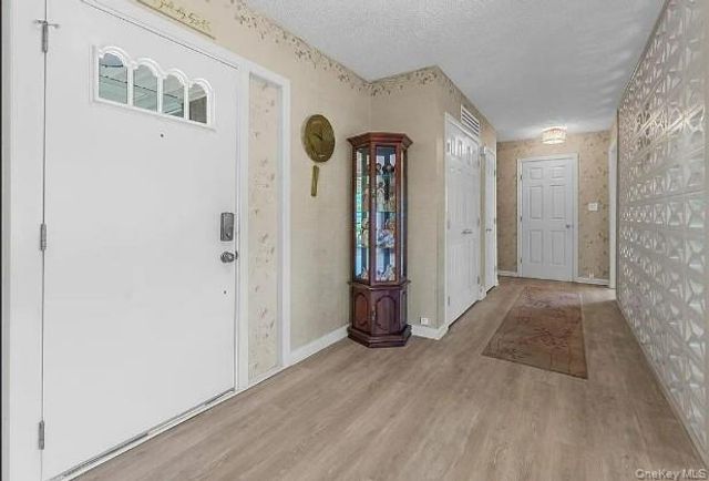 33 Long Bow Lane, Commack, NY 11725