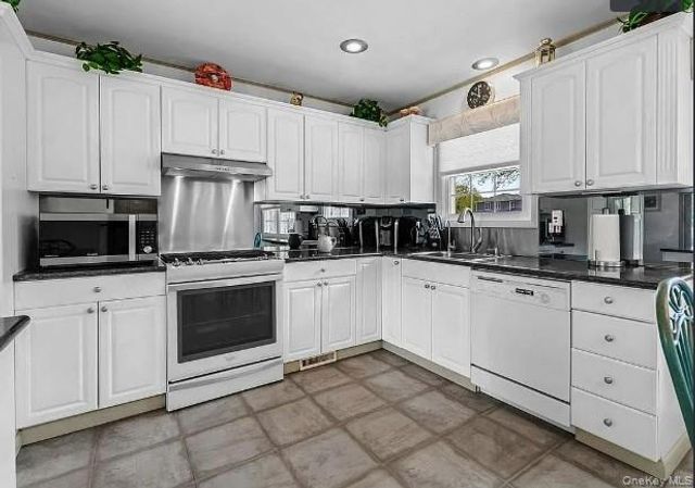 33 Long Bow Lane, Commack, NY 11725