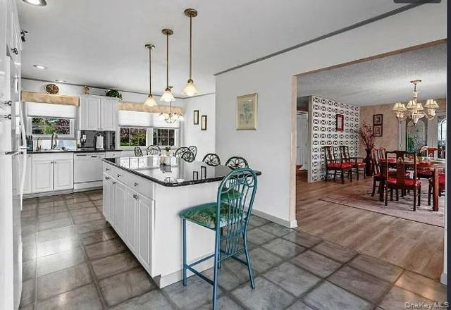 33 Long Bow Lane, Commack, NY 11725