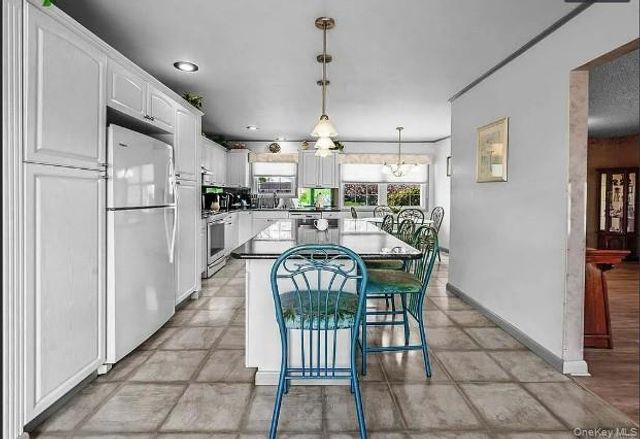 33 Long Bow Lane, Commack, NY 11725