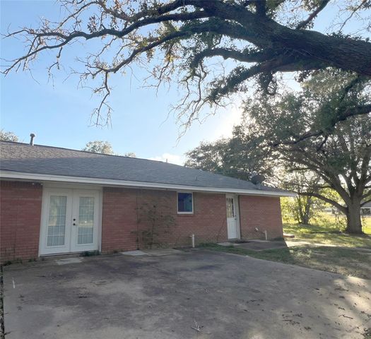 1106 Chapel Lane, El Campo, TX 77437