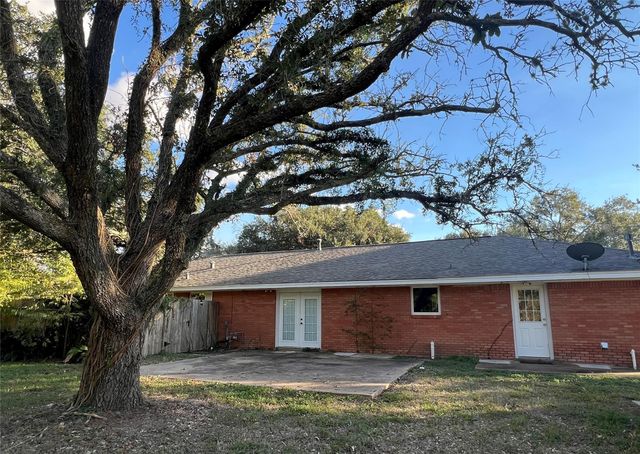 1106 Chapel Lane, El Campo, TX 77437