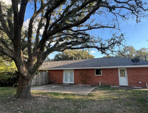 1106 Chapel Lane, El Campo, TX 77437