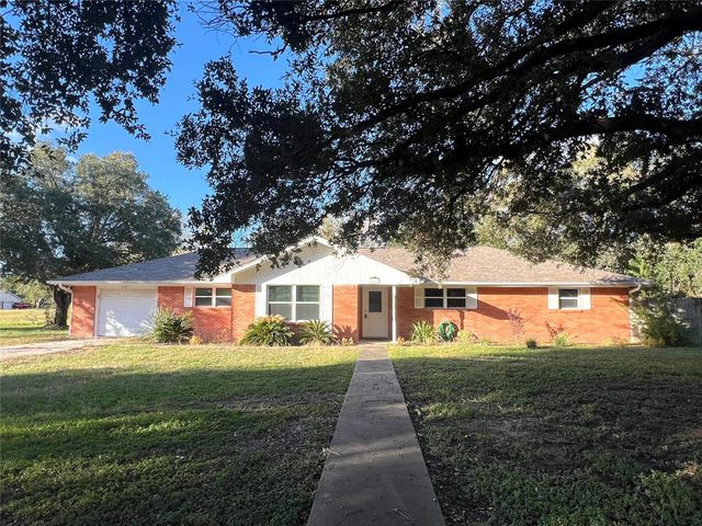 1106 Chapel Lane, El Campo, TX 77437