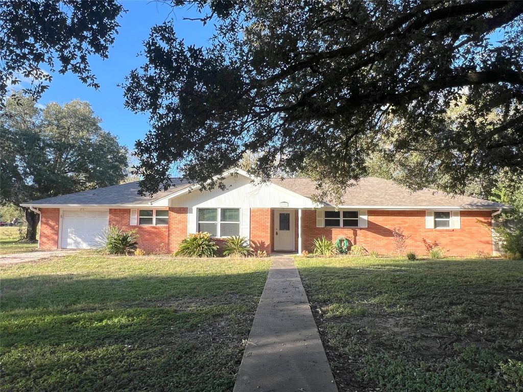 1106 Chapel Lane, El Campo, TX 77437