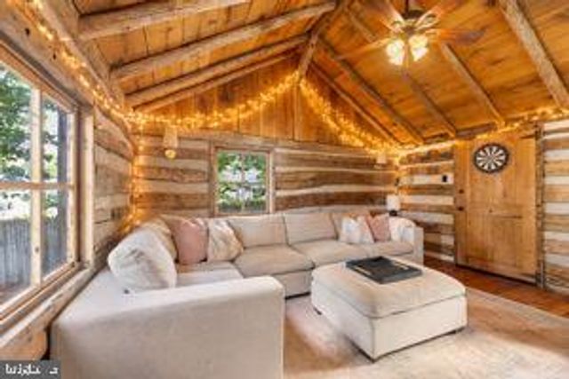 132 CHARLES ST, Strasburg, VA 22657