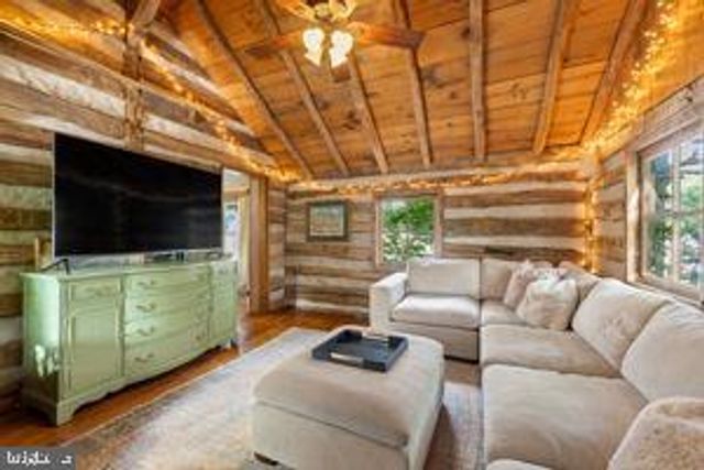 132 CHARLES ST, Strasburg, VA 22657