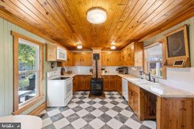 132 CHARLES ST, Strasburg, VA 22657